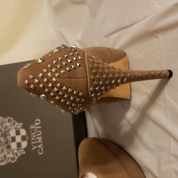 💣Vince Camuto Tan Muted Silver Stud Heels size 10M - Picture 3 of 8